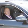 Le roi Juan Carlos Ier d'Espagne à sa sortie de l'hôpital Quiron, dans la banlieue de Madrid, le 1er octobre 2013, une semaine après y avoir été opéré en raison d'une infection et pour la pose d'une prothèse à la hanche gauche.