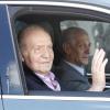 Le roi Juan Carlos Ier d'Espagne à sa sortie de l'hôpital Quiron, dans la banlieue de Madrid, le 1er octobre 2013, une semaine après y avoir été opéré en raison d'une infection et pour la pose d'une prothèse à la hanche gauche.