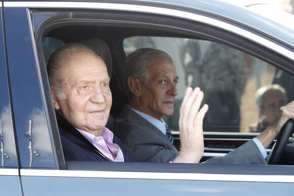 Le roi Juan Carlos Ier d'Espagne à sa sortie de l'hôpital Quiron, dans la banlieue de Madrid, le 1er octobre 2013, une semaine après y avoir été opéré en raison d'une infection et pour la pose d'une prothèse à la hanche gauche.