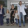 Visite de Felipe et Letizia avec leurs filles Leonor et Sofia au roi Juan Carlos Ier d'Espagne, à l'hôpital Quiron de Madrid le 27 septembre 2013