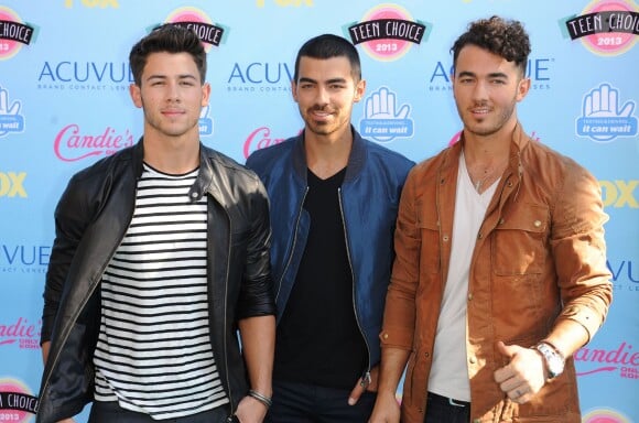 Les Jonas Brothers à la cérémonie des Teen Choice Awards 2013 au Gibson Amphitheatre à Universal City. Le 11 août 2013.