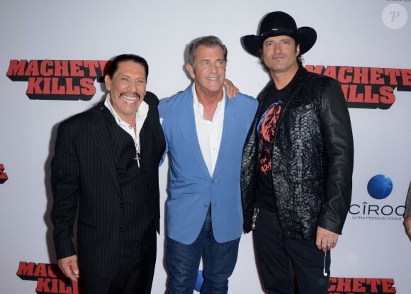 Danny Trejo, Mel Gibson et Robert Rodriguez lors de la première de Machete Kills aux Regal Cinemas de Los Angeles, le 2 octobre 2013.