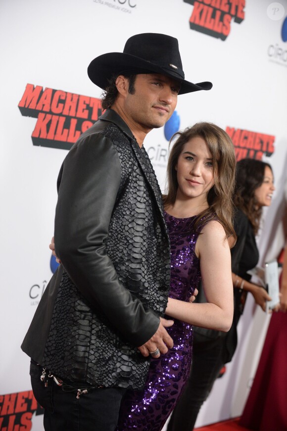 Robert Rodriguez et sa fiancée Marci Madison lors de la première de Machete Kills aux Regal Cinemas de Los Angeles, le 2 octobre 2013.