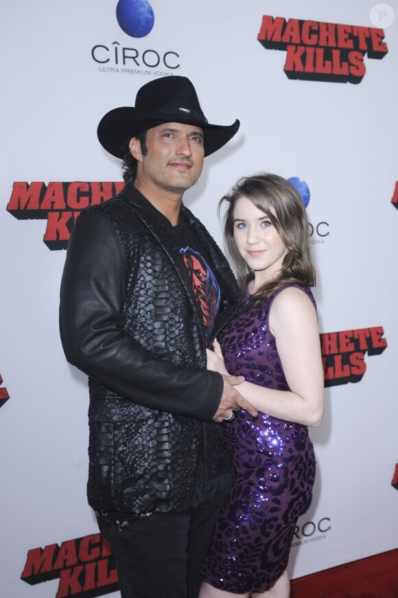 Robert Rodriguez, Marci Madison lors de la première de Machete Kills aux Regal Cinemas de Los Angeles, le 2 octobre 2013.