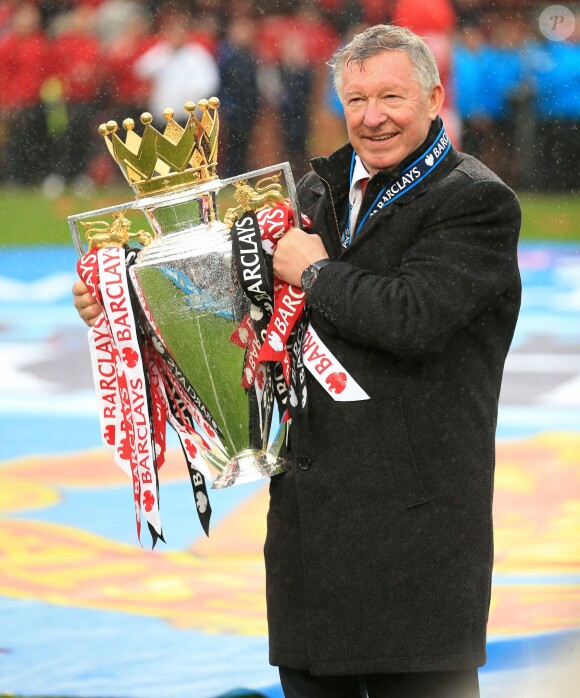Sir Alex Ferguson avec le trophée de la Premier League anglaise, à Old Trafford à Manchester, le 12 mai 2013