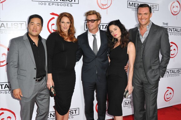Owain Yeoman (à droite) avec l'équipe du Mentalist (Tim Kang, Amanda Righetti, Simon Baker, Robin Tunney) le 13 octobre 2012 lors de la soirée célébrant le 100e épisode de la série Mentalist, à Los Angeles.