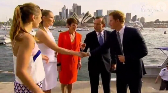 Le prince Harry rencontrant la famille du Premier ministre australien Tony Abbott et notamment ses deux superbes filles Bridget et Frances lors de sa visite à Sydney début octobre 2013