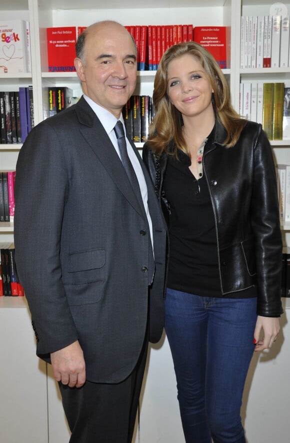 Pierre Moscovici et sa compagne Marie-Charline Pacquot a la 33eme edition du salon du livre a la porte de Versailles a Paris le 24 mars 2013.24/03/2013 - Paris