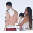 Lionel Messi et sa compagne Antonella Roccuzzo et leur fils Thiago à Ibiza le 8 juillet 2013