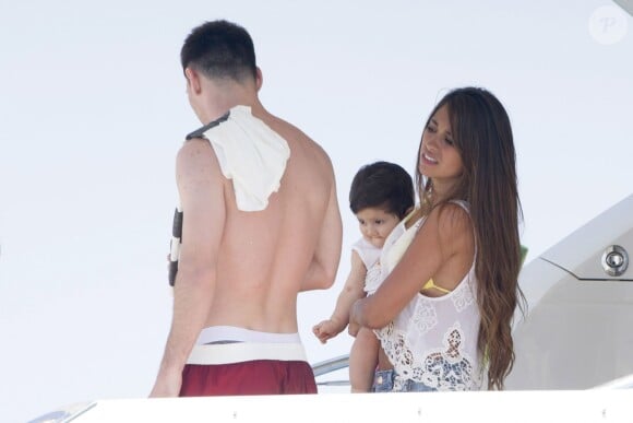 Lionel Messi et sa compagne Antonella Roccuzzo et leur fils Thiago à Ibiza le 8 juillet 2013