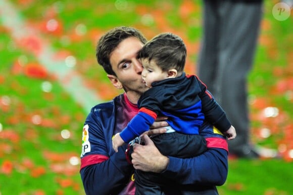 Lionel Messi et son fils Thiago à Barcelone, le 19 mai 2013