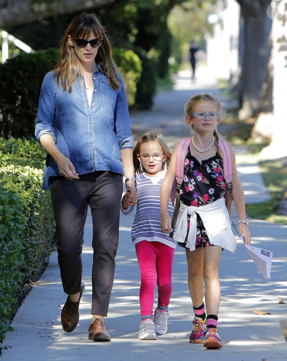 Jennifer Garner va chercher ses filles Seraphina et Violet à l'école à Santa Monica, le 7 octobre 2013.