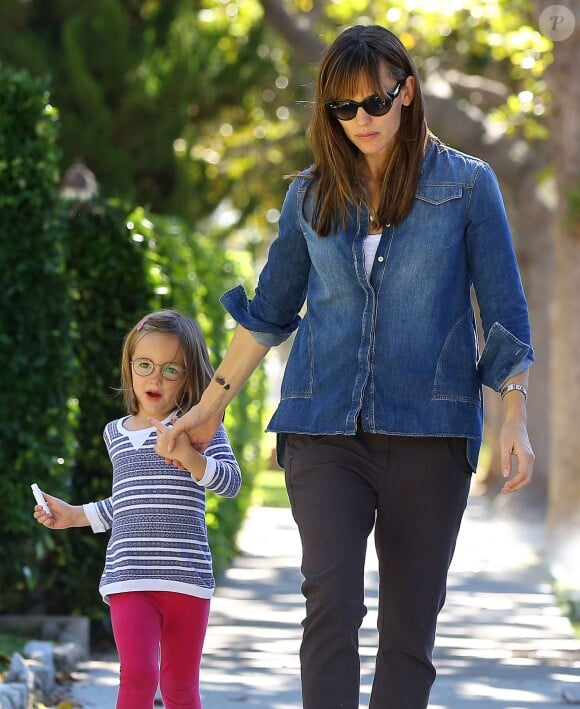 Jennifer Garner va chercher ses filles à l'école à Santa Monica, le 7 octobre 2013.