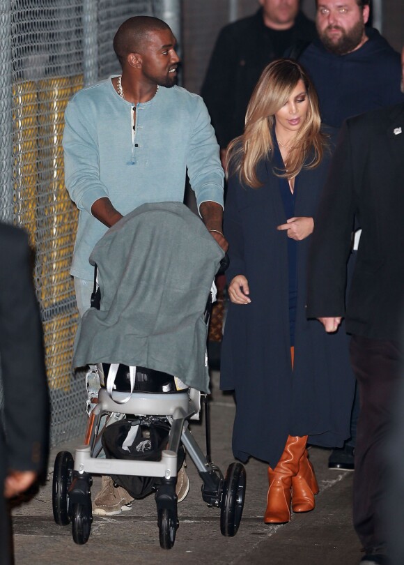 Kim Kardashian et sa fille North West accompagnent Kanye West sur le plateau du "Jimmy Kimmel Live" à Hollywood, le 9 octobre 2013.