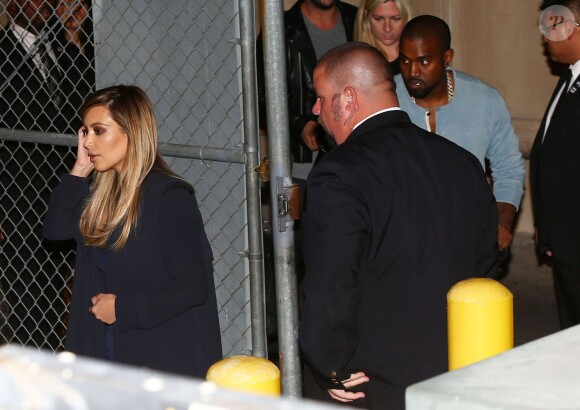 Kanye West se rend sur le plateau du "Jimmy Kimmel Live" avec Kim Kardashian et leur fille North à Hollywood, le 9 octobre 2013.