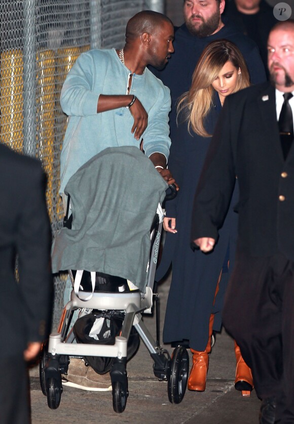 Kanye West et Kim Kardashian se rendent sur le plateau de "Jimmy Kimmel Live" avec leur fille North à Hollywood, le 9 octobre 2013.