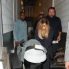 Kanye West et Kim Kardashian au restaurant Hakkasan avec leur fille North West à Los Angeles, le 9 octobre 2013.