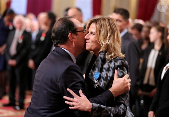 François Hollande embrasse Virginie Coupérie-Eiffel - Remise de décorations au Palais de l'Élysée par le président de la République, François Hollande, à Paris le 9 octobre 2013.