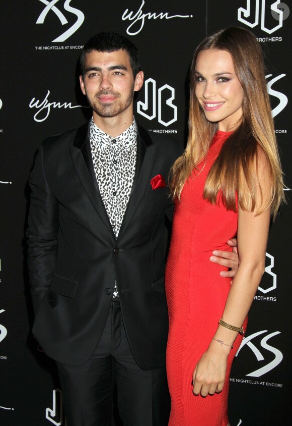 Joe Jonas et Blanda Eggenschwiler à la fête d'anniversaire de Nick au "XS Nightclub at Encore Las Vegas", le 15 septembre 2013.