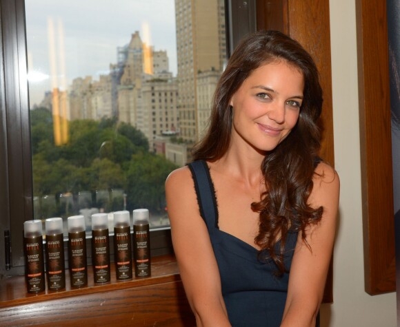 Katie Holmes fait la promotion de sa nouvelle gamme de soins de cheveux intitulée Bamboo pour Alterna Haircare, à New York, le 9 octobre 2013.