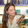 Katie Holmes dans une boutique Sephora, pose avec les produits de la marque Alterna Haircare, dont elle est copropriétaire, à New York, le 9 octobre 2013.