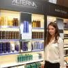 Katie Holmes dans une boutique Sephora, pose avec les produits de la marque Alterna Haircare, dont elle est copropriétaire, à New York, le 9 octobre 2013.