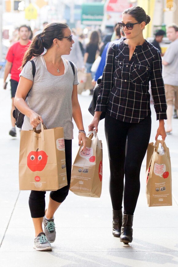 Katie Holmes et une amie reviennent de leurs courses chez Whole Foods à New York, le 5 octobre 2013.