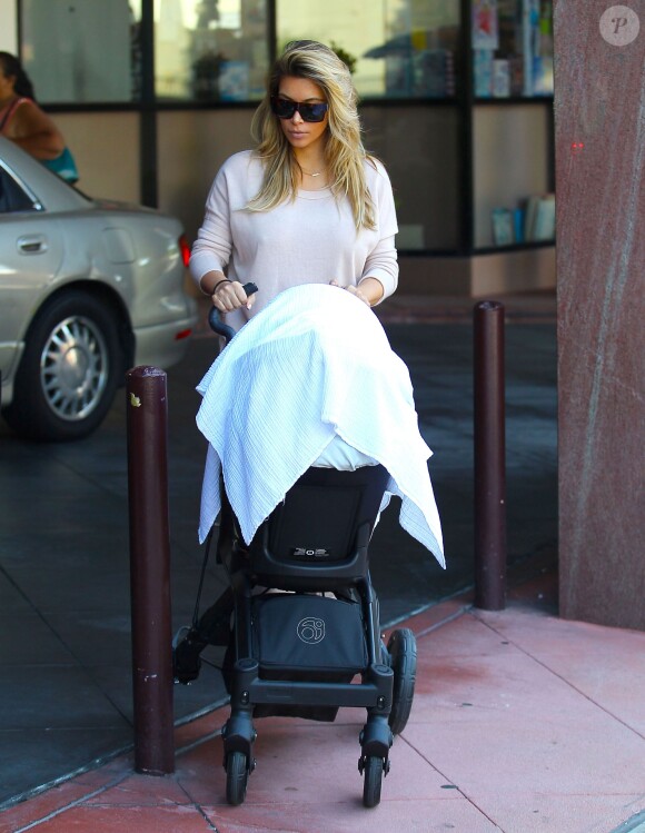 Kim Kardashian en compagnie de leur fille North chez le pédiatre à Beverly Hills, le 10 octobre 2013.