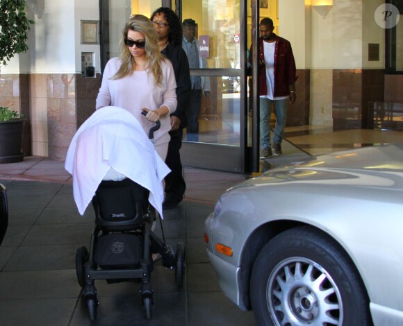 Kim Kardashian et Kanye West emmènent leur fille North chez le pédiatre à Beverly Hills, le 10 octobre 2013.
