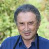Exclusif - Michel Drucker pose dans un jardin à Paris avant l'enregistrement de son émission 'Vivement Dimanche' le 24 septembre 2013.