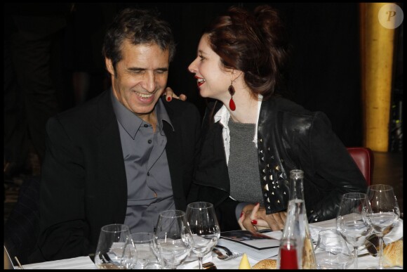 Julien Clerc et sa compagne Hélène Grémillon lors de la soirée annuelle de la Fédération internationale des Ligues des Droits de l'Homme, à Paris le 5 décembre 2011
