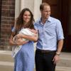 Le prince William et Kate Middleton, la duchesse de Cambridge, devant l'hôpital St-Mary avec leurs fils George de Cambridge à Londres, le 23 juillet 2013