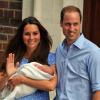 Le prince William et Kate Middleton, la duchesse de Cambridge, devant l'hôpital St-Mary avec leurs fils George de Cambridge à Londres, le 23 juillet 2013