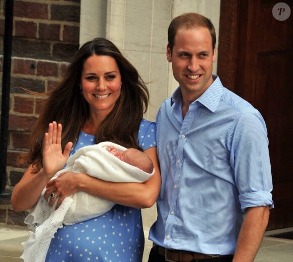Le prince William et Kate Middleton, la duchesse de Cambridge, devant l'hôpital St-Mary avec leurs fils George de Cambridge à Londres, le 23 juillet 2013