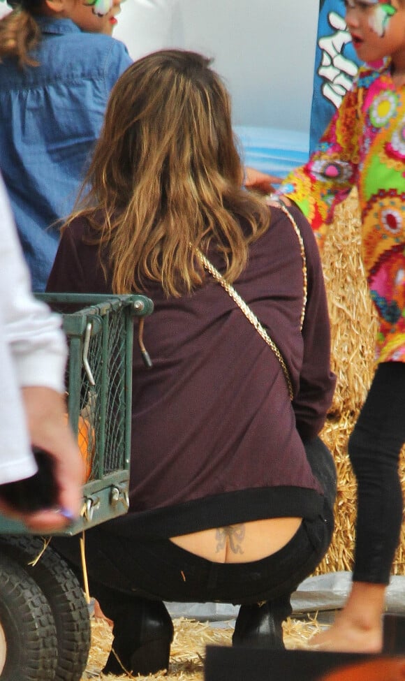 Jessica Alba a dévoilé son joli posterieur à l'occasion d'une visite chez Mr Bones Pumpkin Patch à West Hollywood, le 13 octobre 2013. n