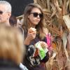 Jessica Alba et sa fille Honor passent la journée au Mr Bones Pumpkin Patch à West Hollywood, le 13 octobre 2013.