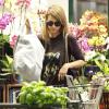 Jessica Alba fait des courses au supermarché à West Hollywood, le 13 octobre 2013.