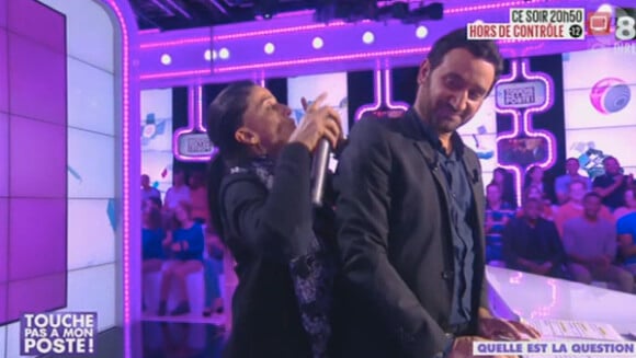 Cyril Hanouna et Soraya, la maquilleuse, dans Touche pas à mon poste sur D8 le 14 octobre 2013