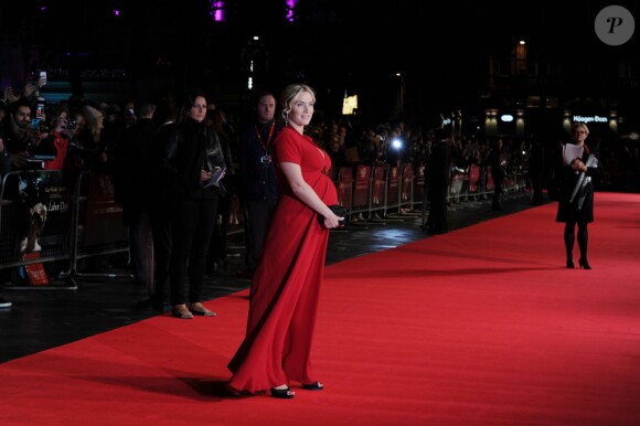 Kate Winslet, arborant une robe Jenny Packham, affiche sa silhouette de femme enceinte de façon grandiose, à l'avant-première du film Last Days of Summer (Labor Day) à Londres dans le cadre du BFI London Film Festival, le 14 octobre 2013