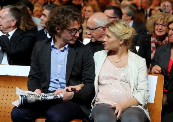 Mélanie Thierry, enceinte, et son compagnon Raphaël assistent à la soirée d'ouverture du Festival Lumière de Lyon, qui rend hommage à Jean-Paul Belmondo, le 14 ocotbre 2013