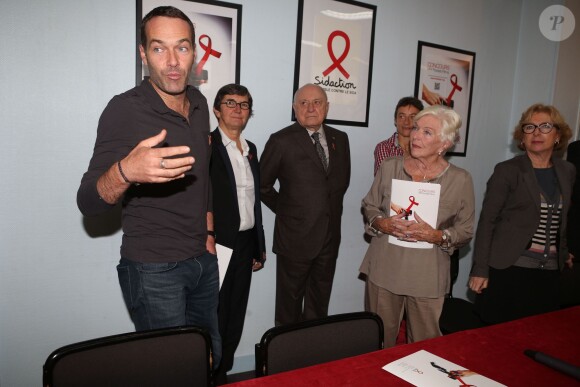 Marc-Emmanuel Dufour, Valérie Fourneyron, Line Renaud, Pierre Bergé et Geneviève Fioraso à la conférence de presse de lancement du VIH pocket films par le sidaction, à Paris le 15 octobre 2013.