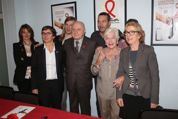 Marc-Emmanuel Dufour, Valérie Fourneyron, Christophe Guillarmé, Line Renaud, Pierre Bergé et Geneviève Fioraso à la conférence de presse de lancement du VIH pocket films par le sidaction, à Paris le 15 octobre 2013.