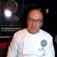 Bernard Vaussion dédicace son livre "Cuisine de l'Elysée - A la table des Presidents" à Paris, le 8 novembre 2012.