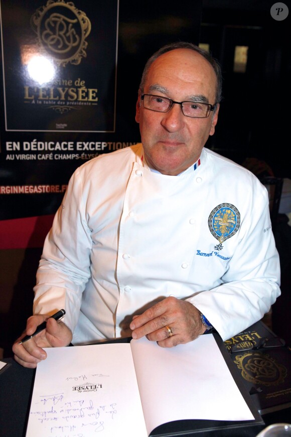 Bernard Vaussion dédicace son livre "Cuisine de l'Elysée - A la table des Presidents" à Paris, le 8 novembre 2012.