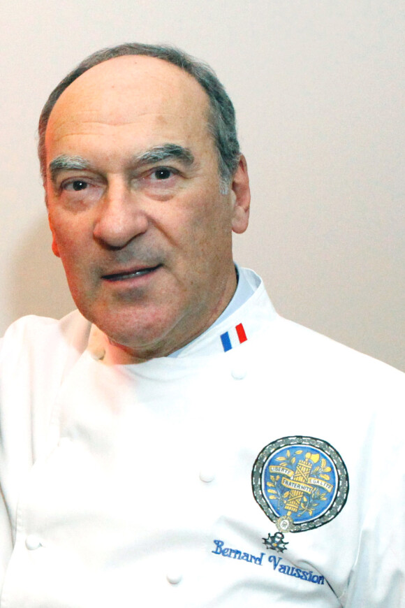 Bernard Vaussion dédicace son livre "Cuisine de l'Elysée - A la table des Présidents" à Paris, le 8 novembre 2012.