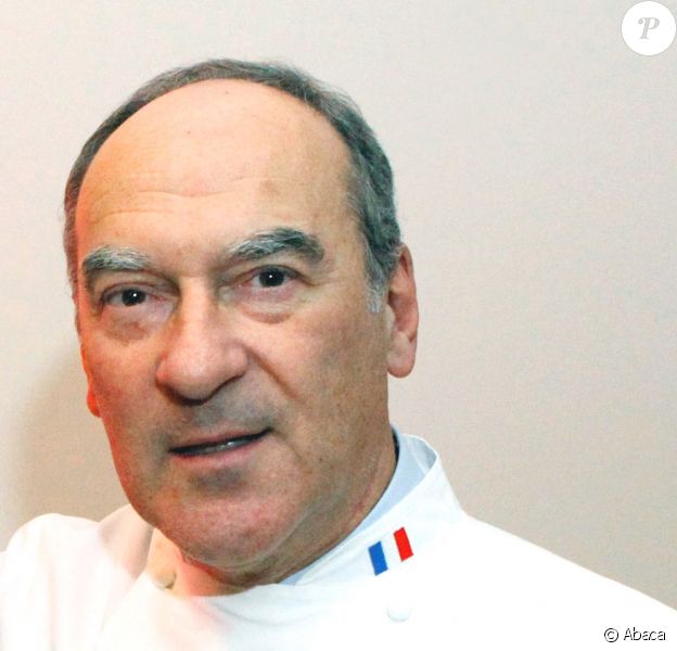 Bernard Vaussion dédicace son livre "Cuisine de l'Elysée - A la table des Présidents" à Paris, le 8 novembre 2012.