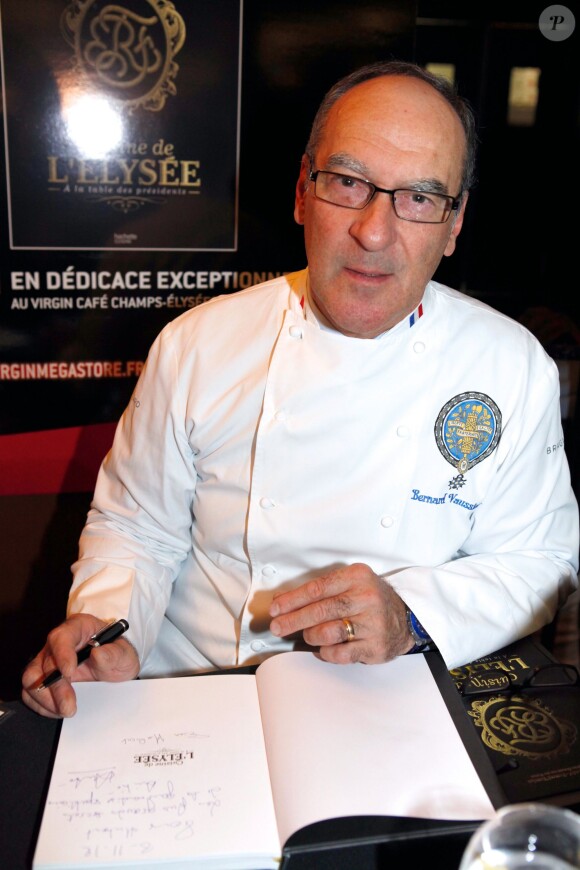 Bernard Vaussion dédicace son ouvrage "Cuisine de l'Elysée - A la table des Presidents" à Paris, le 8 novembre 2012.
