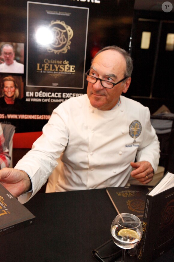 Bernard Vaussion dédicace son livre "Cuisine de l'Elysée - A la table des Presidents" à Paris, le 8 novembre 2012.