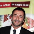Bernard Montiel lors de la 2ème édition du Pot-au-feu des célébrités au restaurant le Louchebem, organisée par les Fédérations des Artisans Bouchers d'Ile-de-France à Paris le 17 octobre 2013
