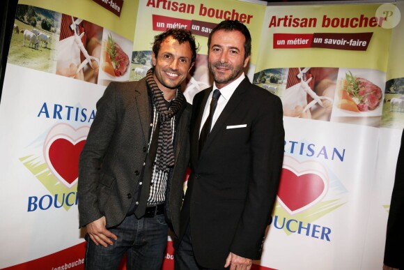 Willy Rovelli et Bernard Montiel lors de la 2ème édition du Pot-au-feu des célébrités au restaurant le Louchebem, organisée par les Fédérations des Artisans Bouchers d'Ile-de-France à Paris le 17 octobre 2013